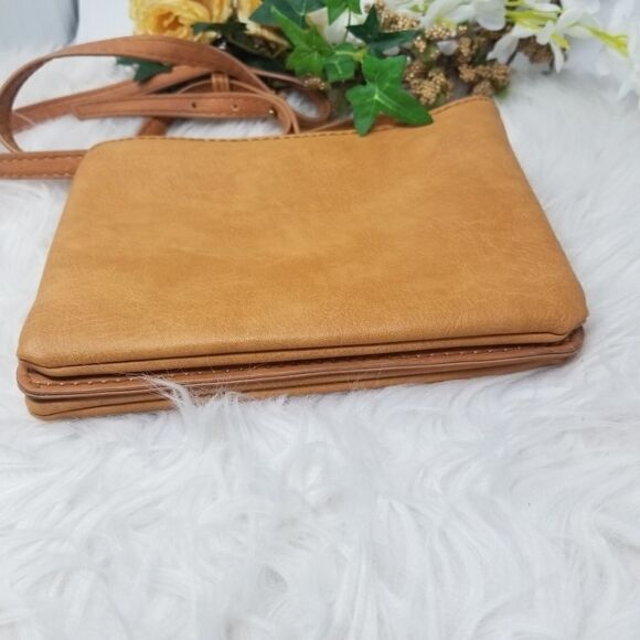 UNIVERSAL THREADS FAUX LEATHER CROSSBODY BAG - Picture 3 of 11